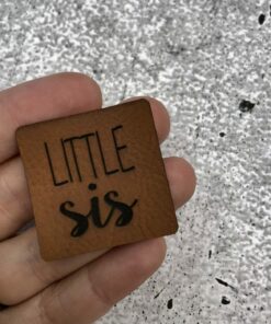 Label aus Kunstleder, little sis