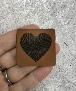 Label aus Kunstleder Herzabdruck