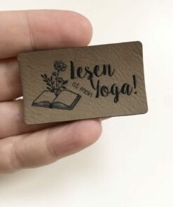 Label aus Kunstleder Lesen ist mein Yoga
