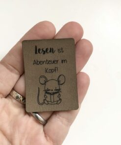 Label aus Kunstleder  Lesen ist Abenteuer im Kopf 1