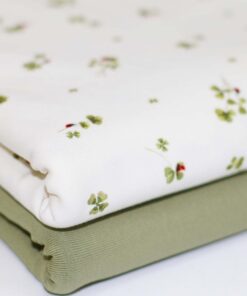 Kleeblätter und Marienkäfer auf offwhite, Jersey