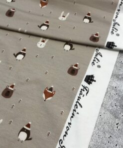 French Terry Weihnachtstiere mit Mützen auf sand 1