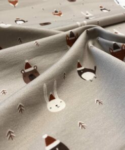 French Terry Weihnachtstiere mit Mützen auf sand 3