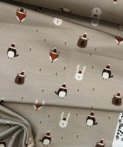 French Terry Weihnachtstiere mit Mützen auf sand 4