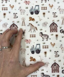 Baumwolljersey  kleiner Bauernhof, Tiere, Traktor in Pastell auf offwhite