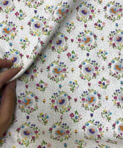 Baumwolldruck Webware mit Vögeln in Blumenkränzen