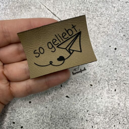 Label aus Kunstleder ♡ so geliebt - groß