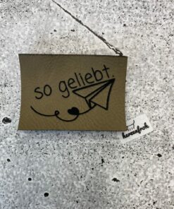 so geliebt - Papierflieger mit Herz, Kunstlederlabel, Herzenfroh