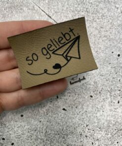so geliebt - Papierflieger mit Herz, Kunstlederlabel, Herzenfroh