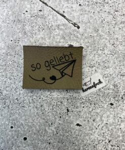 so geliebt - Papierflieger mit Herz, Kunstlederlabel, Herzenfroh